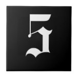 Det gotiska huset numrerar belägger med tegel - kakelplatta<br><div class="desc">Det gotiska huset numrerar belägger med tegel - vit på svart</div>