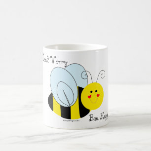 Det gulliga biet oroar inte bilycklig kaffemugg