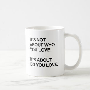 DET HANDLAR INTE OM VEM DU ÄLSKAR.png Kaffemugg