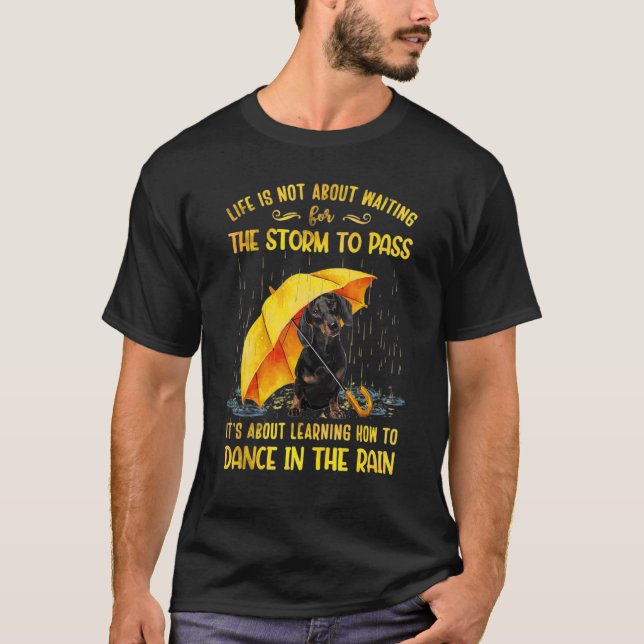 Det handlar om att lära sig att dansa i regn Dachs T Shirt (Framsida)