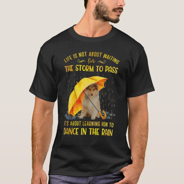Det handlar om att lära sig att dansa i regnet t shirt (Framsida)