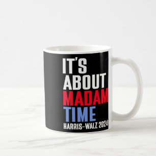 Det handlar om fru Time Kamala Harris Tim W 2024 Kaffemugg
