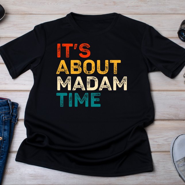 Det handlar om fru Time T Shirt (Skapare uppladdad)