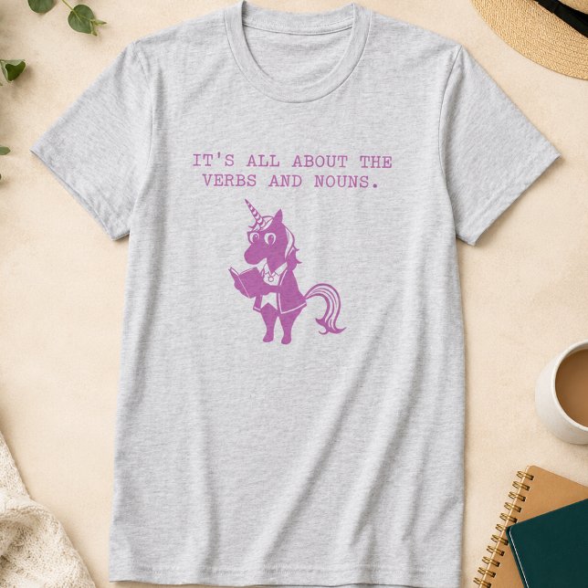 Det handlar om verb och substantiv grammatik t shirt (Skapare uppladdad)