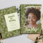 Det här är 30 Retro Groovy Flower Photo Birthday Inbjudningar<br><div class="desc">Den här blomsterkraftdesignen skapades med hjälp av min handkarvade frimärke bilder som jag förvandlade till ett blommönster i roligt i tonläge på avokado- och sage-grönt för en riktig återförevisning! Anpassa med ditt eget foto! Originalkonst av Malissa Melrose.</div>