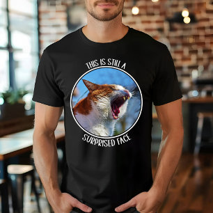 Det här är fortfarande ett förvånat ansikte Roligt T Shirt