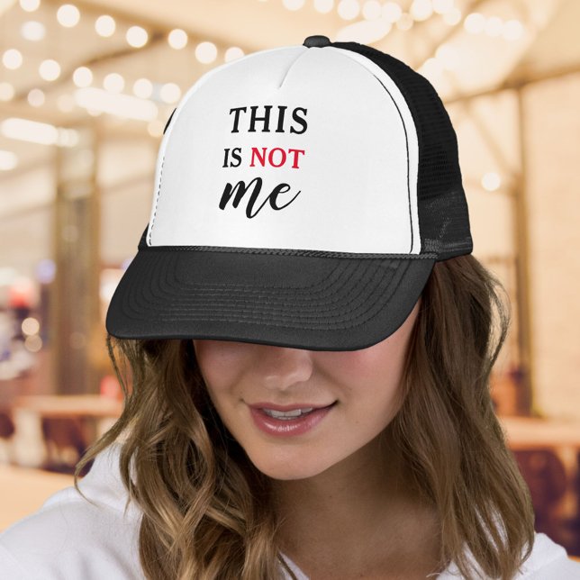 Det här är inte jag Roligt Sarksastiskt Citat Keps (Trendy Humorous Modern Typography Funny Saying Trucker Hat)