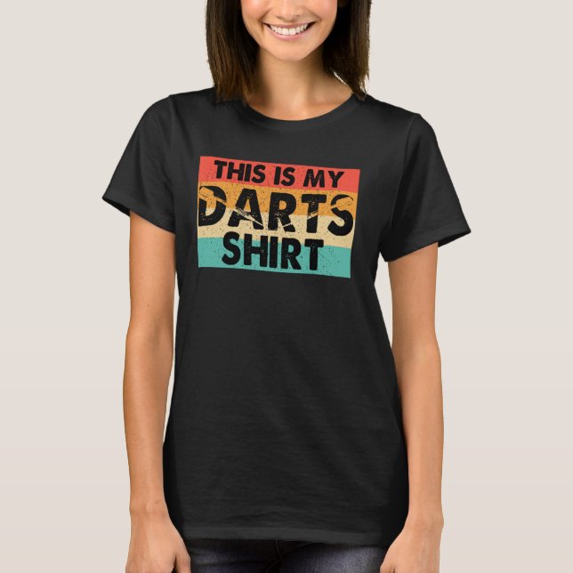 Det här är min Darts Outfit Retro Dart som kastas  T Shirt (Framsida)