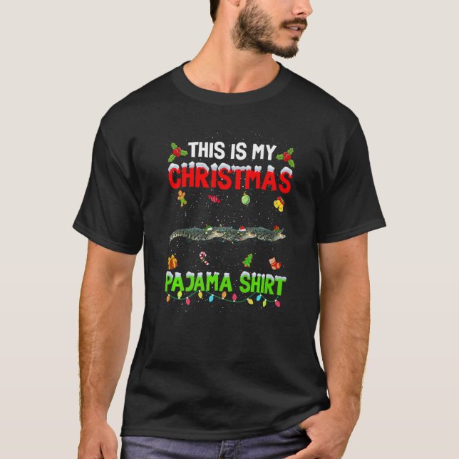 Det här är min julklapp Pajama Julafton Alligator  T Shirt (Framsida)