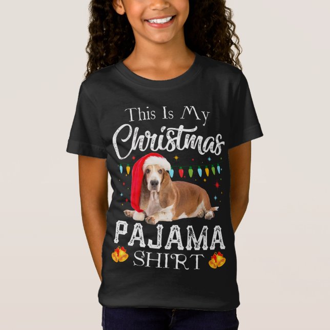 Det här är min julklapp Pajama Santa Basset Hound  T Shirt (Framsida)