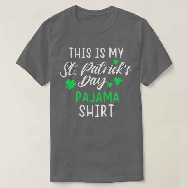 Det här är min st patricks day-pajamakskjorgåva ti t shirt (Design framsida)