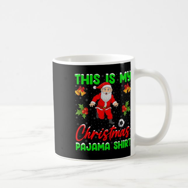 Det här är mina julpyjamas Santa spelar fotboll  Kaffemugg (Höger)