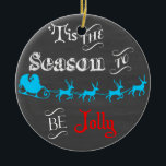 Det här är säsongen för att vara Jolly Chalkboard  Julgransprydnad Keramik<br><div class="desc">Det här är säsongen för att vara Jolly Chalkboard Ornament. Häng på Julgran eller ge som gåva. Bilder som används för det här objektet är officiellt licensierat / © Graphics Factory.com</div>