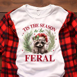 Det här är säsongen för Feral Funny Raccoon-julen T Shirt<br><div class="desc">Skaffa vild den här julhelgen med superskojet "'Tis the Season to be Feral' Julskjorta! Med en eländig kapplöpning i en tomtehatt omgiven av festliga träden, ger den här krångliga designen humor och roligt till din helgdag-garderob. Perfekt för helgdag, avslappnader eller som lekfull gåva till djur älskare. Bär med er inre...</div>