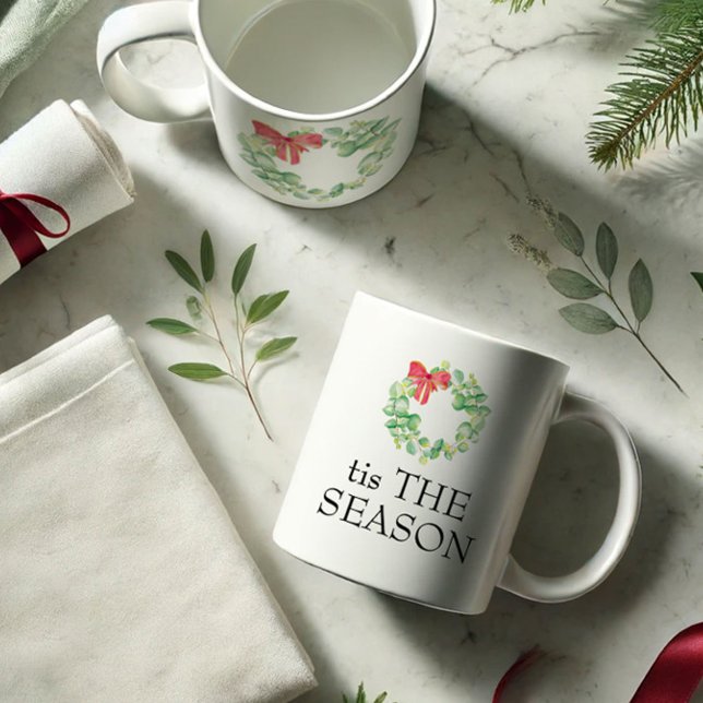 Det här är säsongen jul Mugg (Christmas mugs feature the words tis The Season with watercolor wreath art by Victoria Grigaliunas)