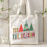 Det här är säsongens moderna jultypografi tygkasse<br><div class="desc">"Den moderna jultypografin "Den moderna årstidssymbolen "Den moderna Helgdag" har texten "Tis the Season" i modern manusatypgrafi som accentueras med modernt Julgranar. Perfekt för julklappar,  juldekaler och julfester med mera. Skapat av Evco Studio www.zazzle.com/store/evcostudio</div>