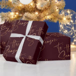 Det här är säsongsofferten Black Red Minimal jul Presentpapper<br><div class="desc">Denna enkla, chic och moderna papper för Helgdag eller julomslagning är en vacker infusion av minimalistiska och elegant designaspekter. Den har ett faux tryckt typografiskt citat mönster från guld som säger "Tis' the Season" ovanpå en burgundröd bakgrund. Den mjuka elegansen i den här utformningen är det viktigaste kännetecknet för den...</div>