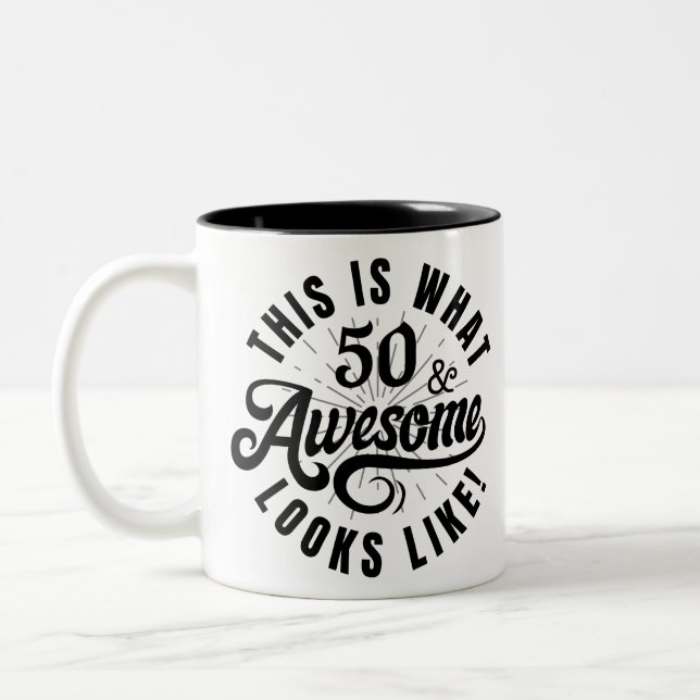 DET HÄR ÄR VAD 50 SER UT (BLACK} Två-Tonad MUGG (Vänster)