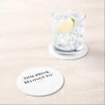 Det här dricker tillhör till. Svartvit enkel bröll Underlägg Papper Rund<br><div class="desc">Svart och vit Underlägg "Den här tillhöret att.." för bröllop,  möhippa,  vuxen födelsedagsfest.</div>