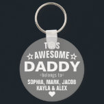 Det här Fantastisk pappa-Tillhöret till Fars dag G Nyckelring<br><div class="desc">Personlig Den här Fantastisk Tillhör pappa till stjärna Fars dag Silver Grått-kedjan Anpassa den med namnen på dina barn.</div>