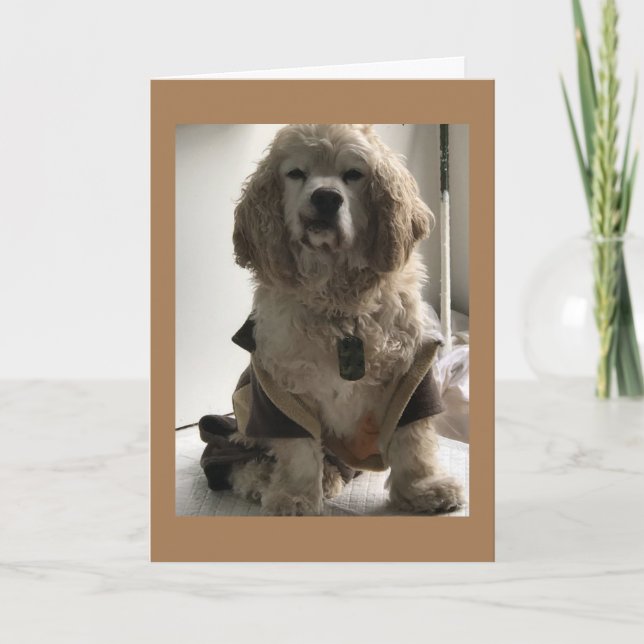 DET HÄR HUND ÄR REDOT ATT SÄGA "GRATTIS PÅ FÖDELSE KORT (Framsida)