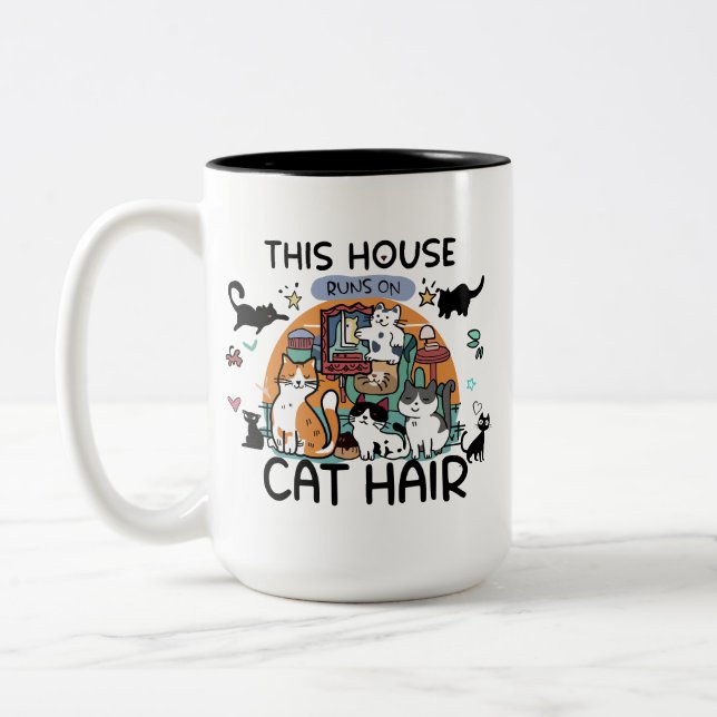 Det här huset drivs på kattmats humor Två-Tonad mugg (Vänster)