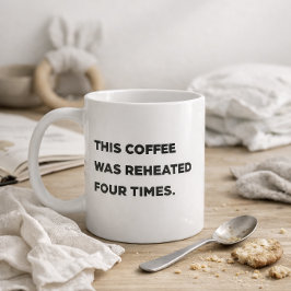 "Det här kaffet har värmts upp fyra gånger." Rolig Kaffemugg