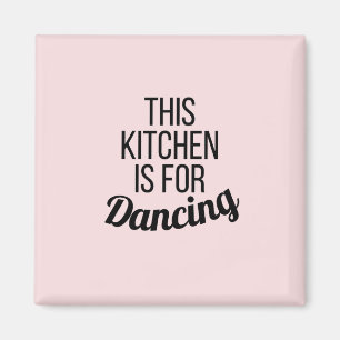Det här köket är till för att dansa  rosa typo magnet