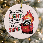 Det här lilla ljuset från min Dumpster Fire Raccoo Julgransprydnad Keramik<br><div class="desc">Bygg upp årens kaos med den här unika julprydnaden med en rackon i en festlig soptippsbrand, tillsammans med frasen "Denna lilla lilla ljus av min, jag ska låta den skina." Perfekt för att lägga till humor och personlighet till din helgdag-dekoration, är detta prydnadsföremål ett minnesvärt biet som säkert kommer att...</div>
