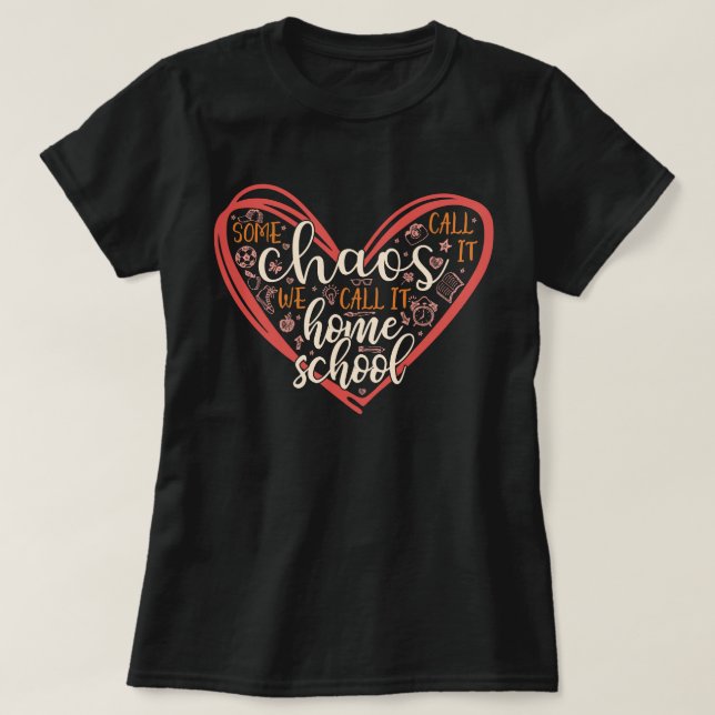 Det heter Chaos vi kallar det "Homeschool Mamma" T Shirt (Design framsida)