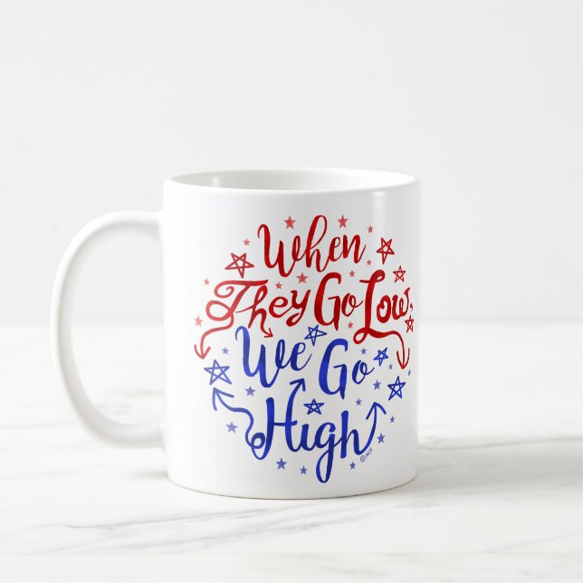 Det Hillary Clinton valet går de Low oss går Kaffemugg (Vänster)