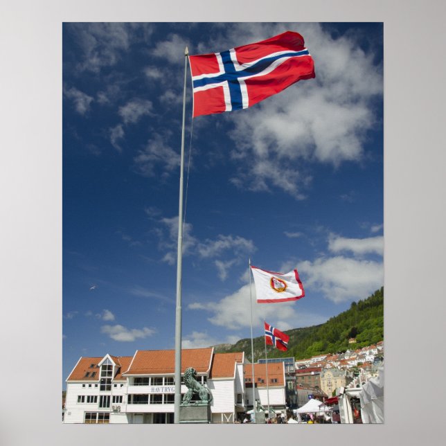 Det historiska hamnområdet Bergen med flaggor i ce Poster (Framsidan)