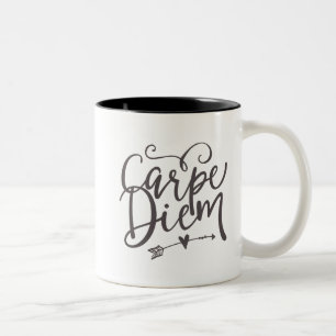 Det inspirera citationstecknet Carpe Diem griper Två-Tonad Mugg
