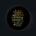 Det inspirerande offertlivet är en gryende Äventyr Knapp<br><div class="desc">Inspirationell motivation citat till behållan du inspirerade och inspirerade andra runt dig. Vackert ordag om livet till fullo,  inte rädd för att prova nytt sak. Livet är antingen ett djärvt äventyr eller ingenting alls. Bakgrunden till färg kan ändras till önskad färg.</div>