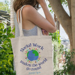Det inspirerande Social-arbetet gör att World Go R Tygkasse<br><div class="desc">En söt social-arbetare i en säckgåva som innehåller människor som håller händer över planeten jorden i blått och grönt. Ett vackert sätt att visa hur social fungerar och hjälper människor. Social gör World Go Round till en bättre ställe.</div>