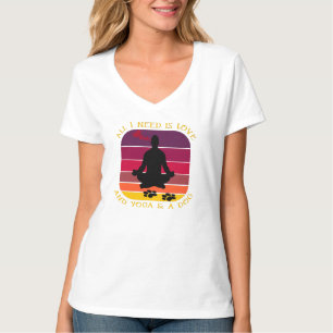 DET JAG BEHÖVER ÄR KÄRLEK, YOGA OCH EN HUND. T SHIRT