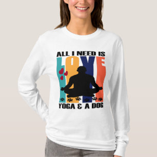 DET JAG BEHÖVER ÄR KÄRLEK, YOGA OCH EN HUND. T SHIRT