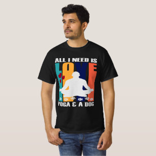 DET JAG BEHÖVER ÄR KÄRLEK, YOGA OCH EN HUND. T SHIRT
