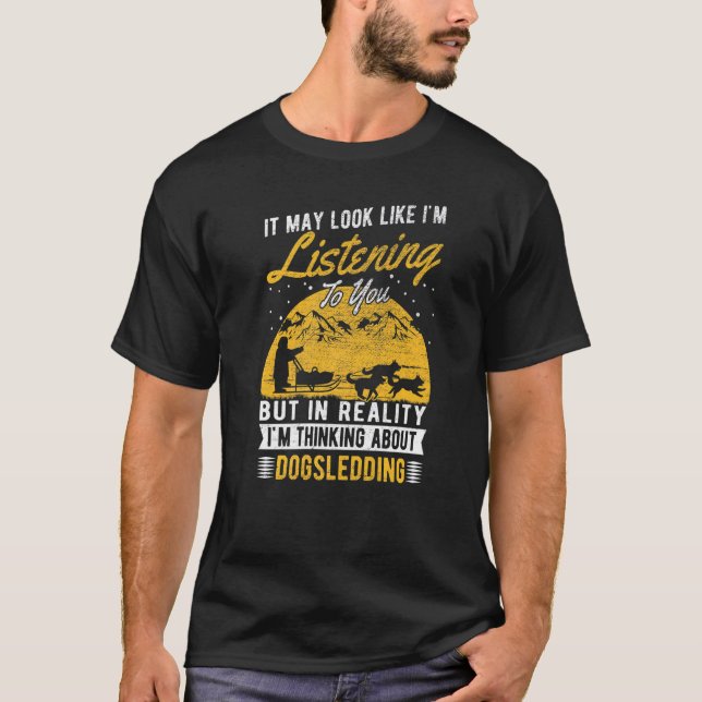Det kan se ut som om jag lyssnar på Dogsledder Dog T Shirt (Framsida)
