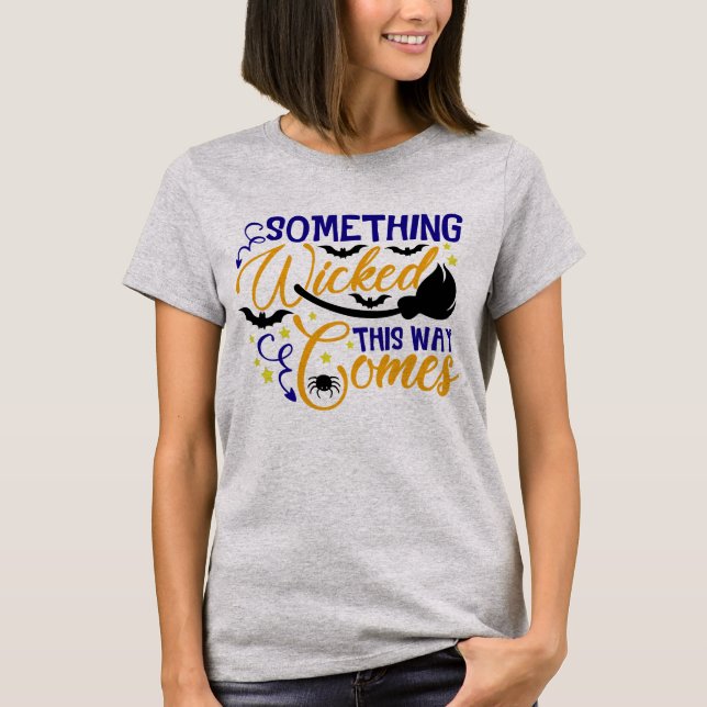 Det kommer nåt på Halloween. T Shirt (Framsida)