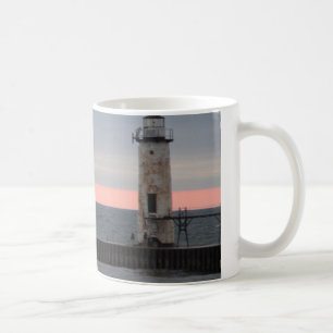 Det ljusa huset och solnedgången beskådar kaffemugg