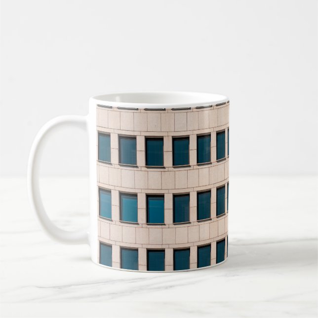Det moderna byggnadens fasad med rektangulära kaffemugg (Vänster)