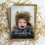 Det moderna fotoet för GlitzFauxglitter överdrar Julkort<br><div class="desc">Den som man har råd med anpassningsbar skrivev ut helgdagfotokort med enkla mallar för customization. Denna chic moderna design har en gräns för fauxglitterkonfettiar och en snyggtcalligraphytext. De uttrycka något att säga "lyckliga Hanukkah". Personifiera den med dina foto och tillfoga ditt efternamn och året. Den omvända sidan har utrymme för...</div>
