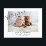 Det moderna Hej World Calligraphy Birth Notice Vykort<br><div class="desc">Modern Hej World Calligraphy Birth Notice Postcard Modern ett enda foto på det första födelsemeddelandet med en modern kalligrafi med rubriken hej och födelsestatus. Det överordnade meddelandet visas på baksidan. Detta moderna vykort för födelsemeddelanden är ett sött sätt att tillkännage födseln av ert nyfödda baby.</div>