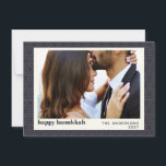Det moderna Mörk blått foto-kortet Hanukkah Star M Julkort<br><div class="desc">Önskar vänner och familj i Lycklig Hanukkah med detta elegant-kort med en enkel judisk stjärna mönster i mörk blått och grått,  personlig med ditt foto,  hälsning och namn.</div>