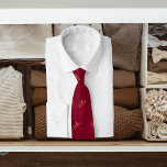Det moderna skriptet Burgundy guld namn mönster Slips<br><div class="desc">Anpassa och lägg till ditt namn. Ditt namn som mönster,  skrivet med ett stil-skript som hanteras av trendiget. Burgundisk bakgrund,  gyllene text.</div>