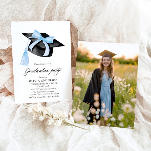 Det moderna Trendiget Blue Bow Studentmössa Studen Inbjudningar (Watercolor Modern Elegant Trendy Stylish Blue Bow Graduation Invitation)