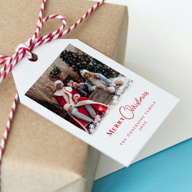 Det moderna Trendiget Röda julfoto Snöflingor Presentetikett (Merry Christmas Photo Modern Family Portrait Red Gift Tags)