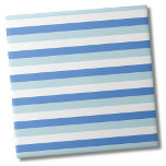 Det moderna Trendiget White Blue Rand Mönster Kakelplatta<br><div class="desc">Enkel Modern, fetstilt blå keramisk bricka Rand Mönster. Användans lodrät eller vågrät! Toppen söt liten rand-utskrift med coola modern teal och baby blue färg som kontrasterar mot vitt. Underbar för ett pojkbadrum, eller en roligt och ett fetstilt köksdisken. Om du vill använda den här plattan som en liten underlägg eller...</div>