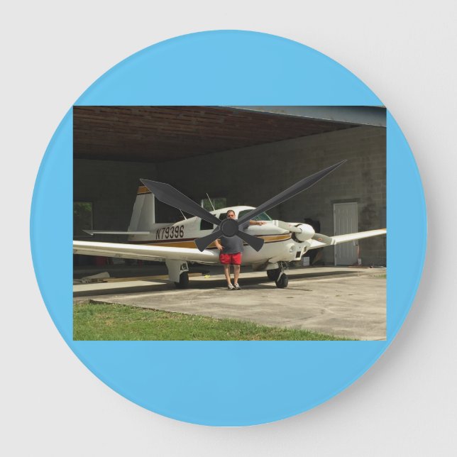 Det Mooney flygplan tar tid på Stor Klocka (Framsida)